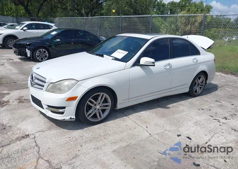 2014 Mercedes-Benz C 250 Luxury/Sport z USA, uszkodzony, nr VIN WDDGF4HB2EA963886